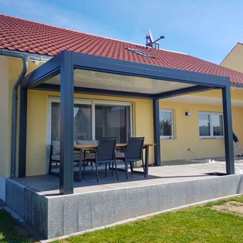 Terrasse mit Pergola und Lamellendach in Straubing